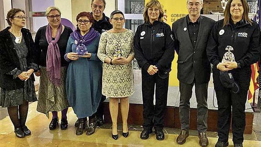 Los premiados ayer: la fiscal Mercedes Carrascón (vestido claro), el Casal de les Dones (izquierda) y la Policía Local de Calvià.