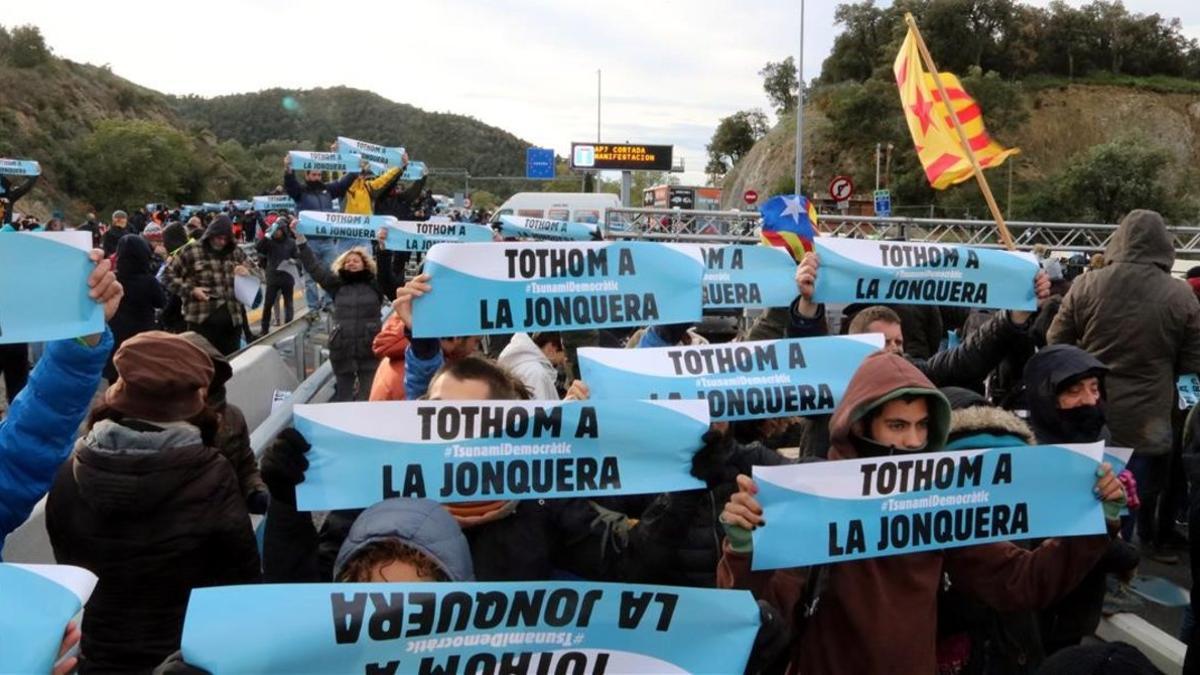 Corte de la AP-7 a la altura del Pertús, convocado por Tsunami Democràtic