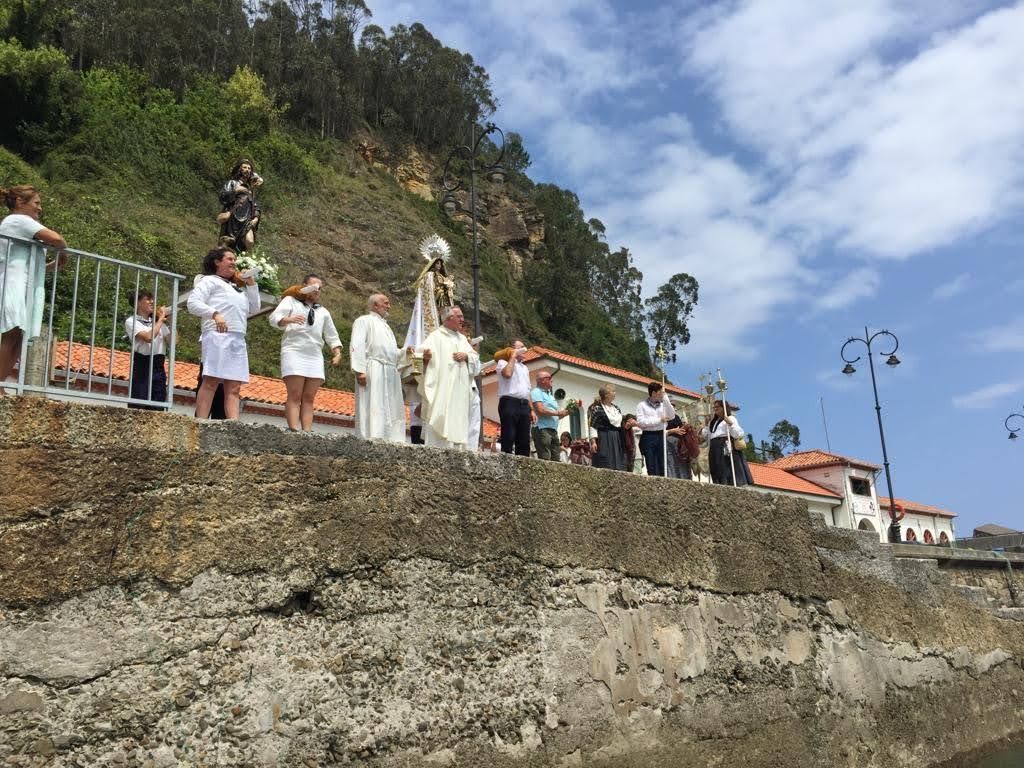 LNE 4  El parroco Jos� Manuel Fueyo bendiciendo la mar (1).jpg