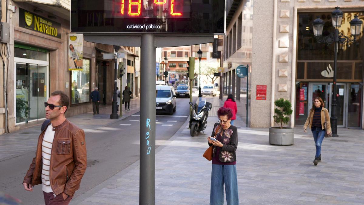 Gente en la Puerta del Sol de Castelló.