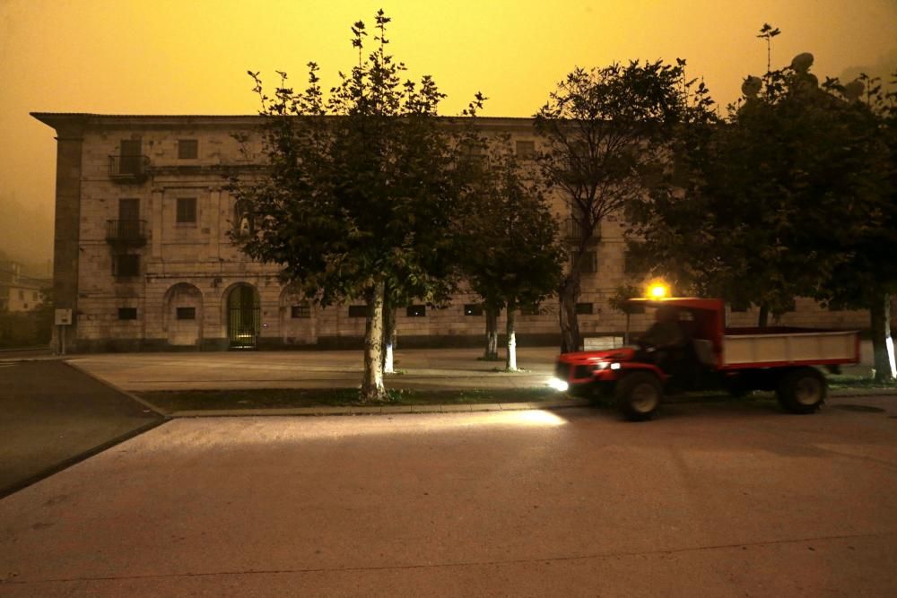 Oscuridad y fuerte olor a humo en toda Asturias