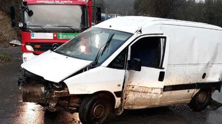 Furgoneta que sufrió el accidente en Oza-Cesuras, en la AC-840