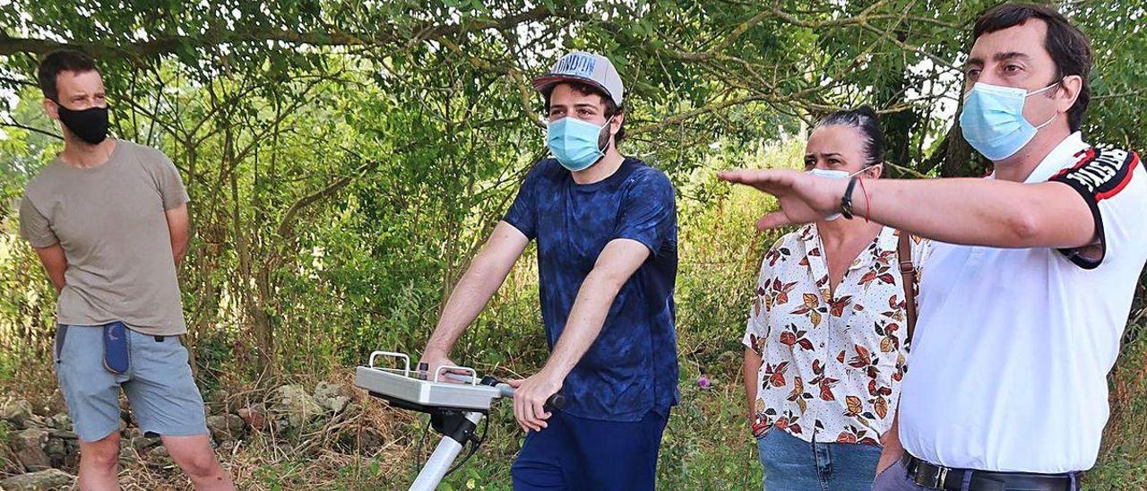 El alcalde, Gerardo Sanz, y la edil de Cultura, Eva Pérez, visitando la zona donde se realizan los trabajos.