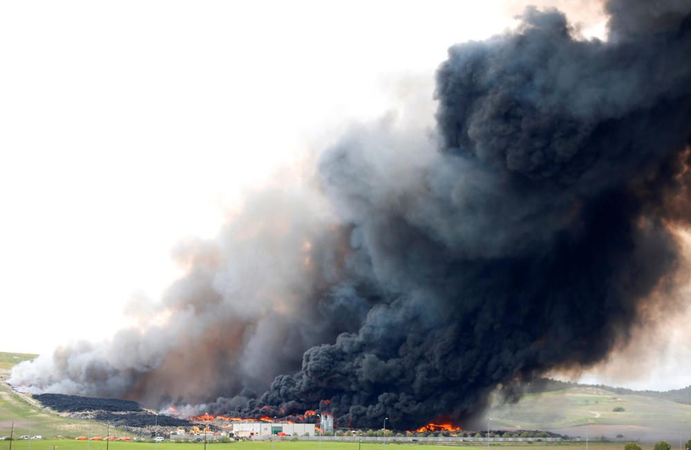 Incendio en un cementerio de neumáticos de Seseña