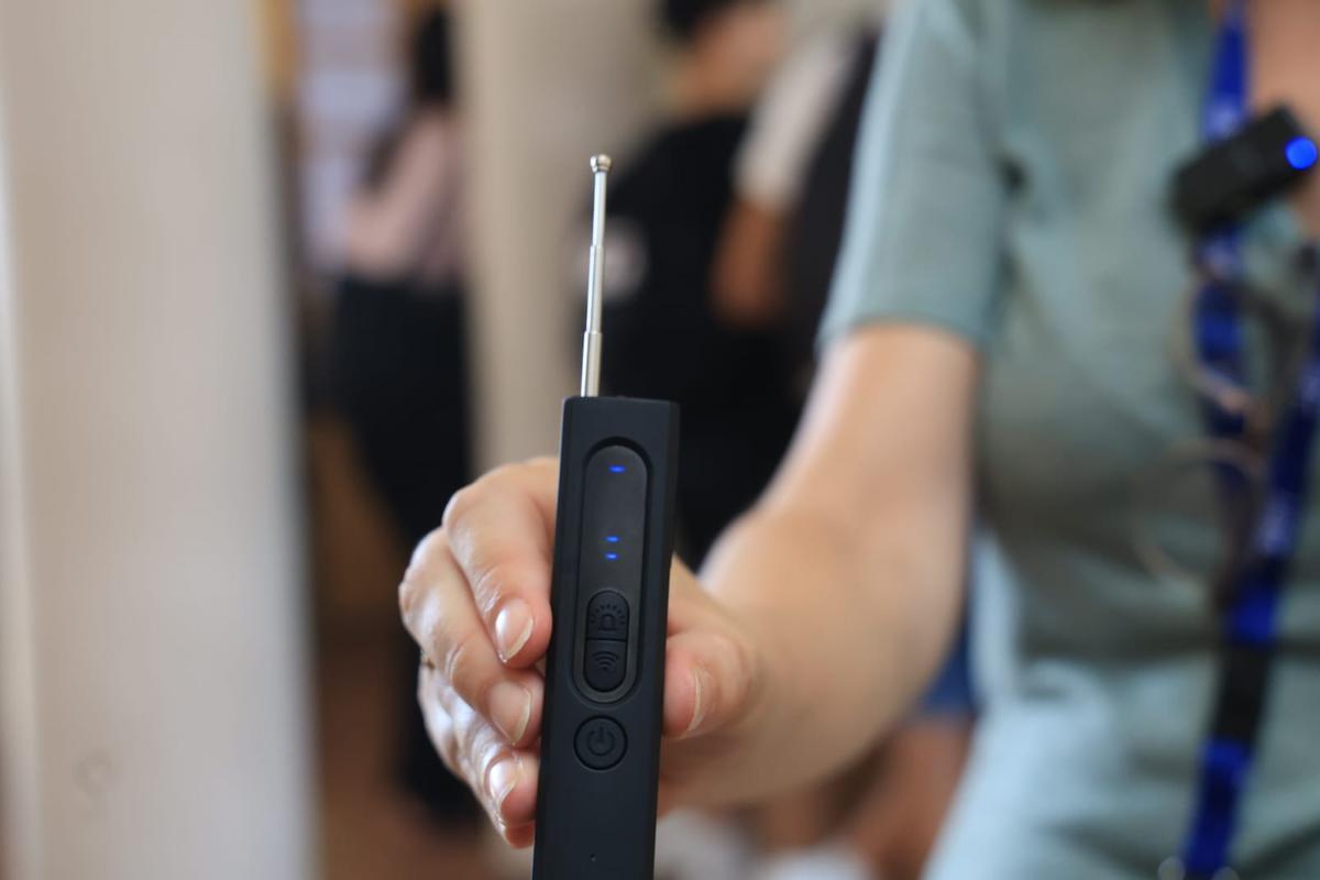 Detalle del detector, que emite un pitido si detecta un móvil u otro dispositivo electrónico