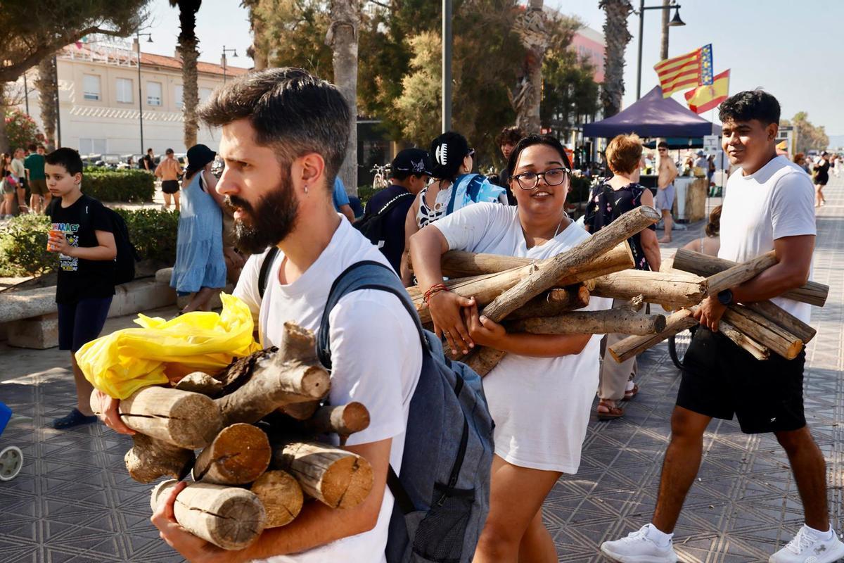 Reparto de leña para la noche de San Juan en València Reparto de leña para la noche de San Juan en València