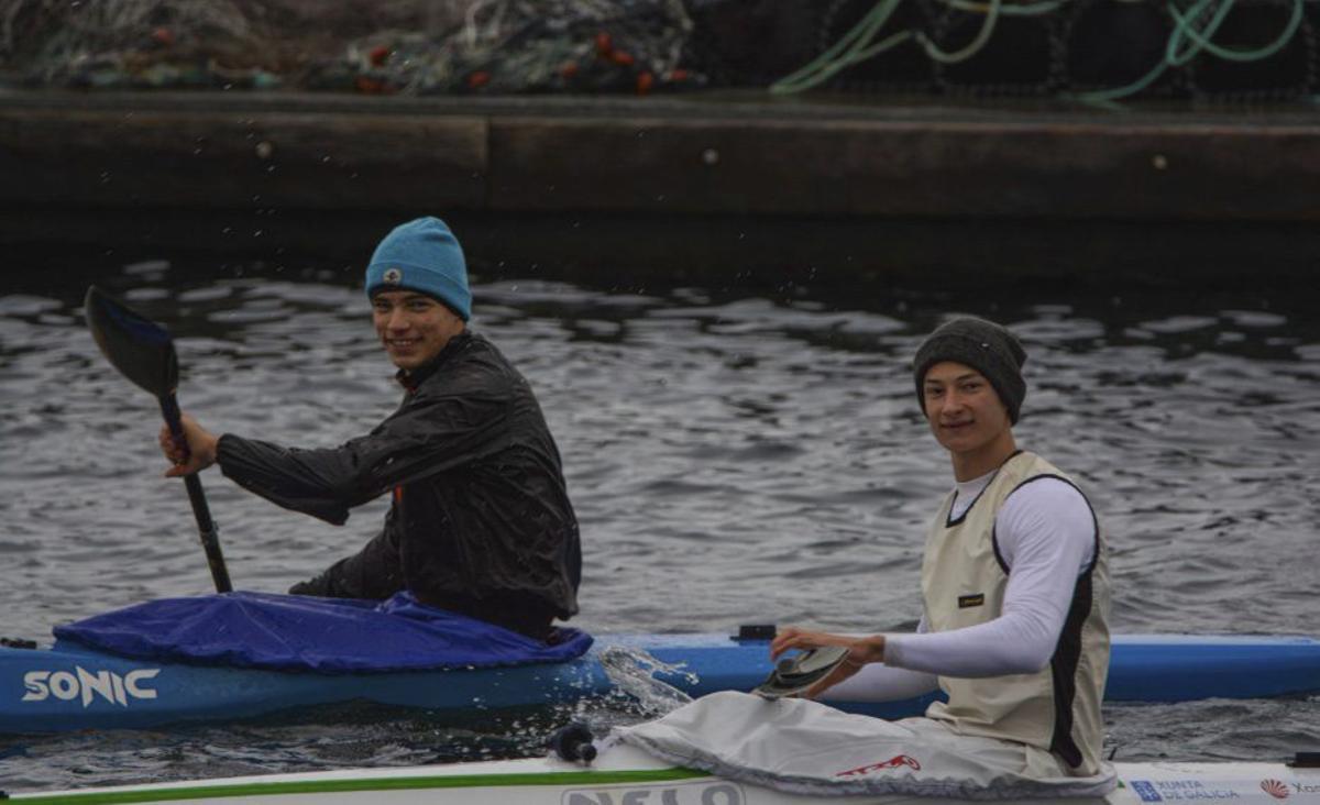 Los dos palistas en aguas grovenses. | CEDIDA