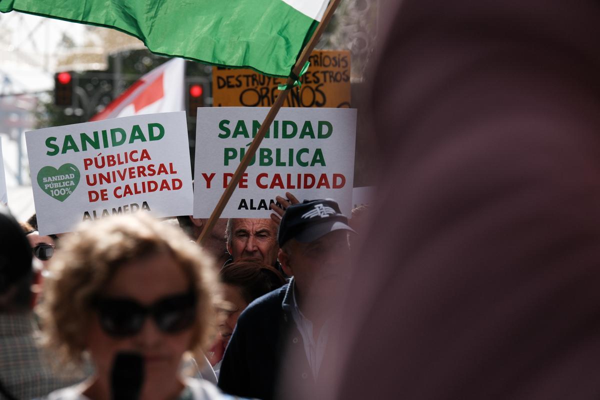 Manifestación en defensa de la sanidad pública convocada por la Marea Blanca