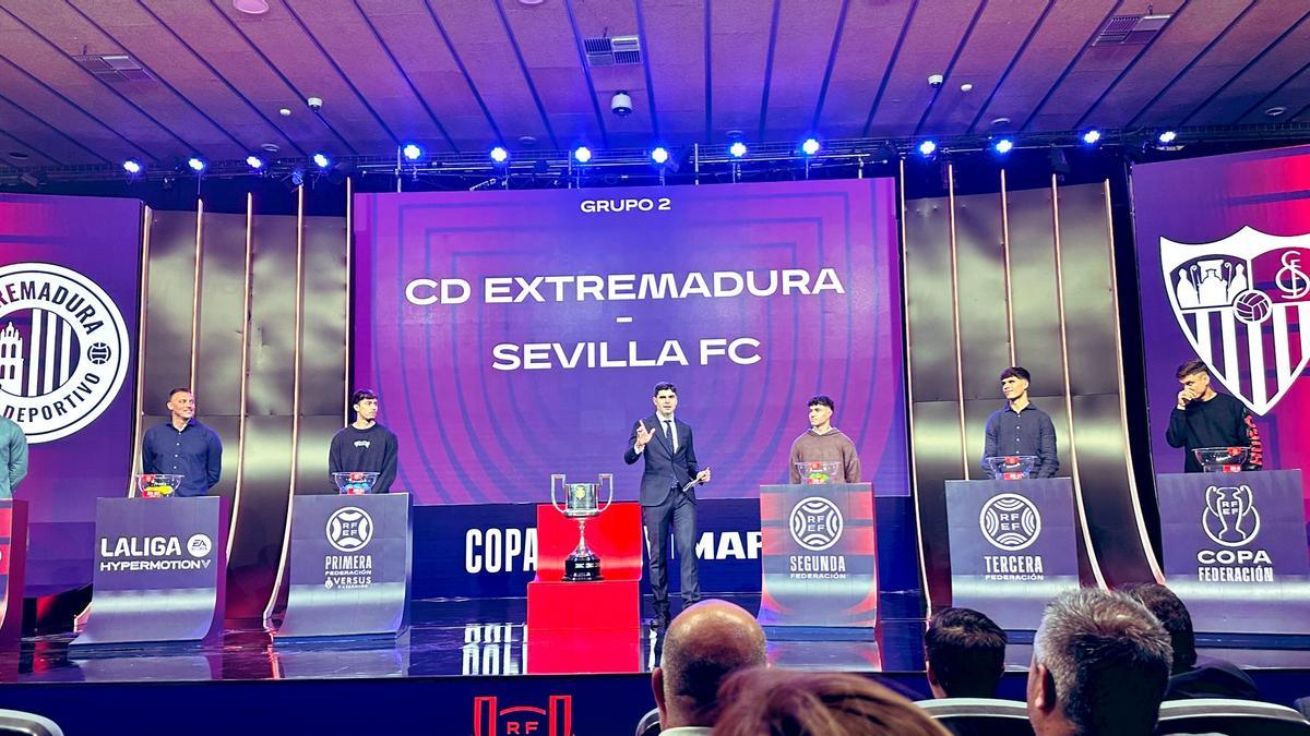 Emparejamiento de Extremadura y Sevilla en el salón Luis Aragonés de la Ciudad del Fútbol de Las Rozas