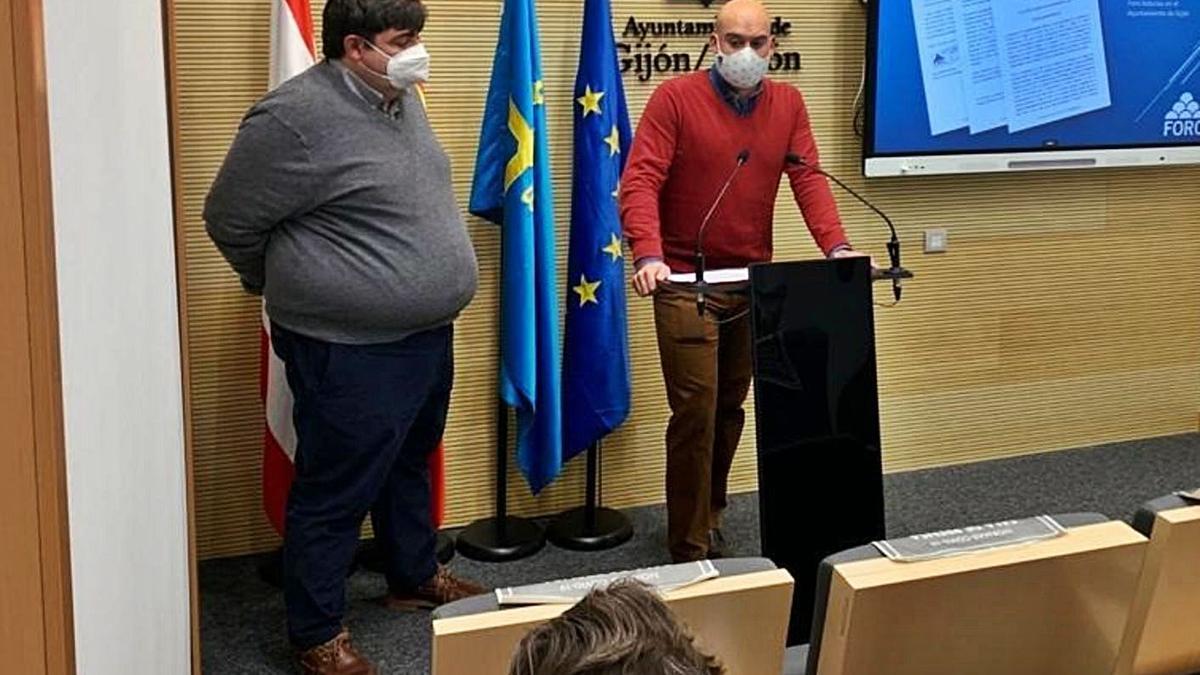 Pelayo Barcia (a la izquierda) y Jesús Martínez, ayer, en el Ayuntamiento.