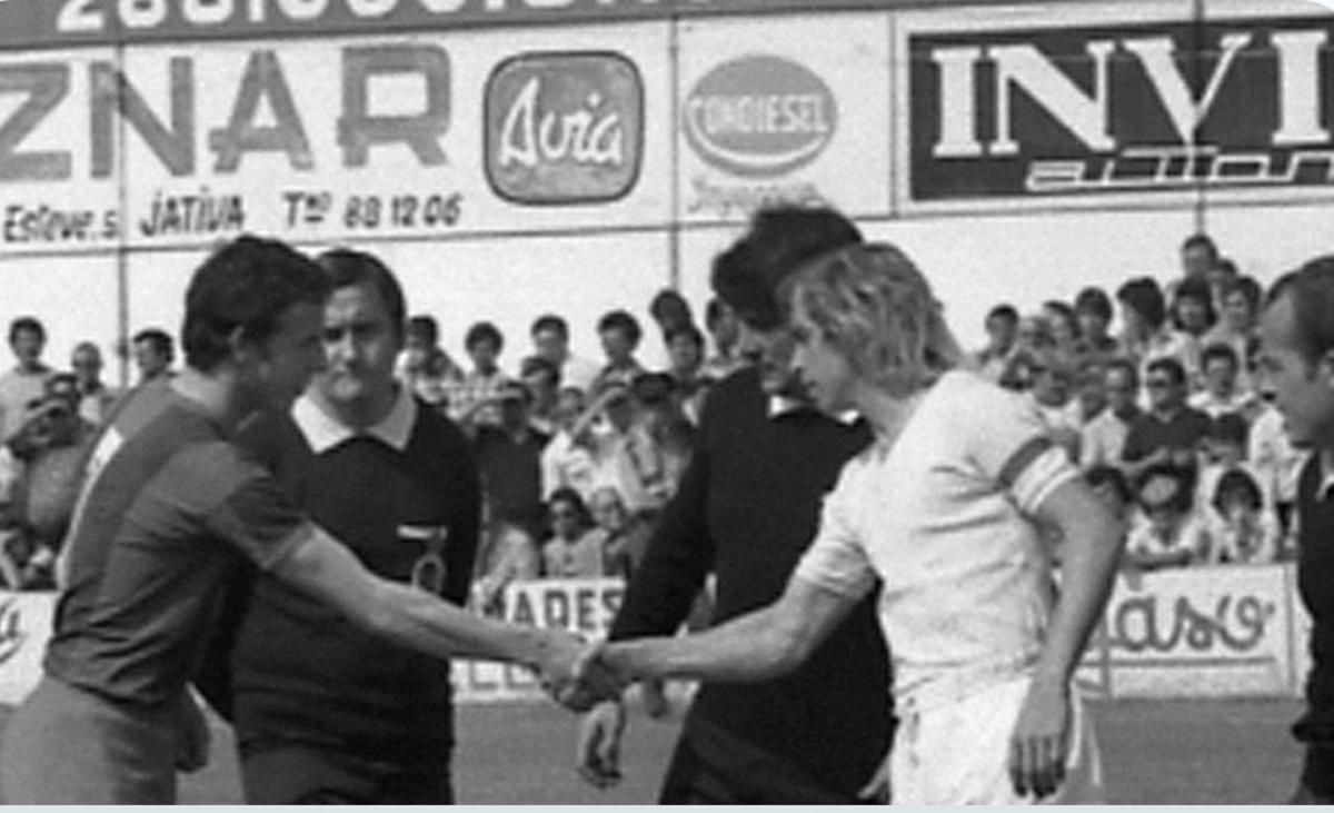 Diego, capitán del Olímpic, saluda a Juano, jugador setabense del Levante, junto a los árbitros, en el partido de 1976.