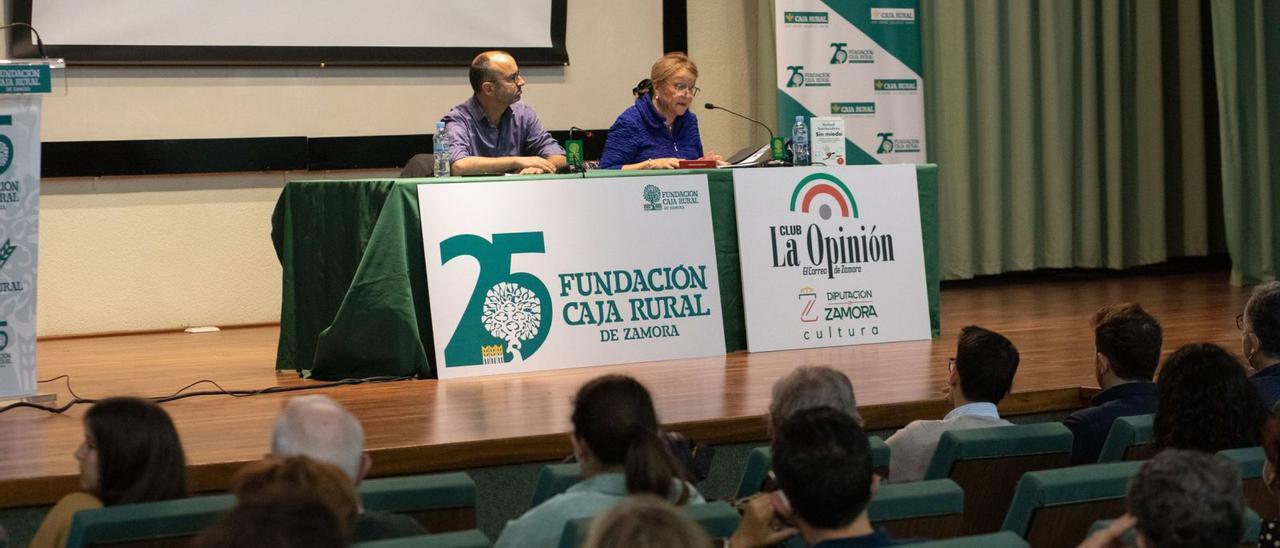 El psicólogo Rafael Santandreu, sentado junto a Carmen Ferreras, durante su participación en el Club LA OPINIÓN-EL CORREO DE ZAMORA.