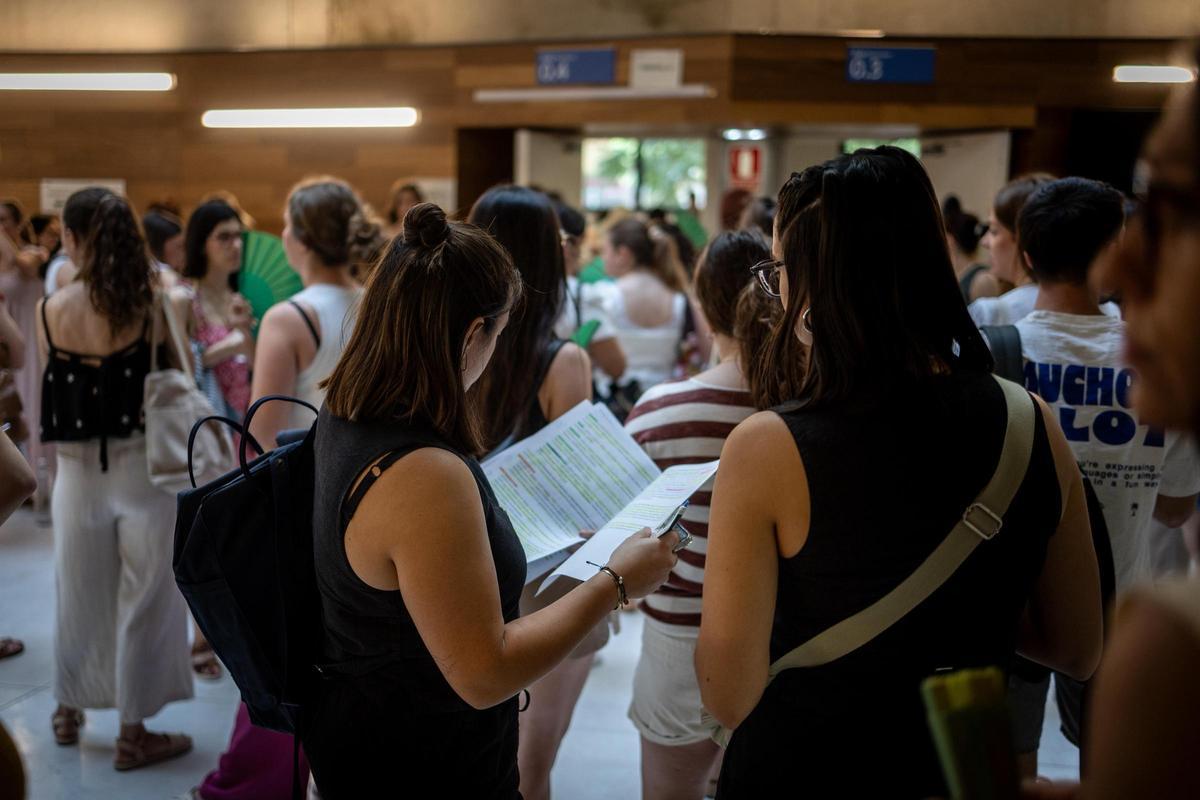 Los opositores hacen el último repaso antes de examinarse, en la Universidad de Zaragoza.