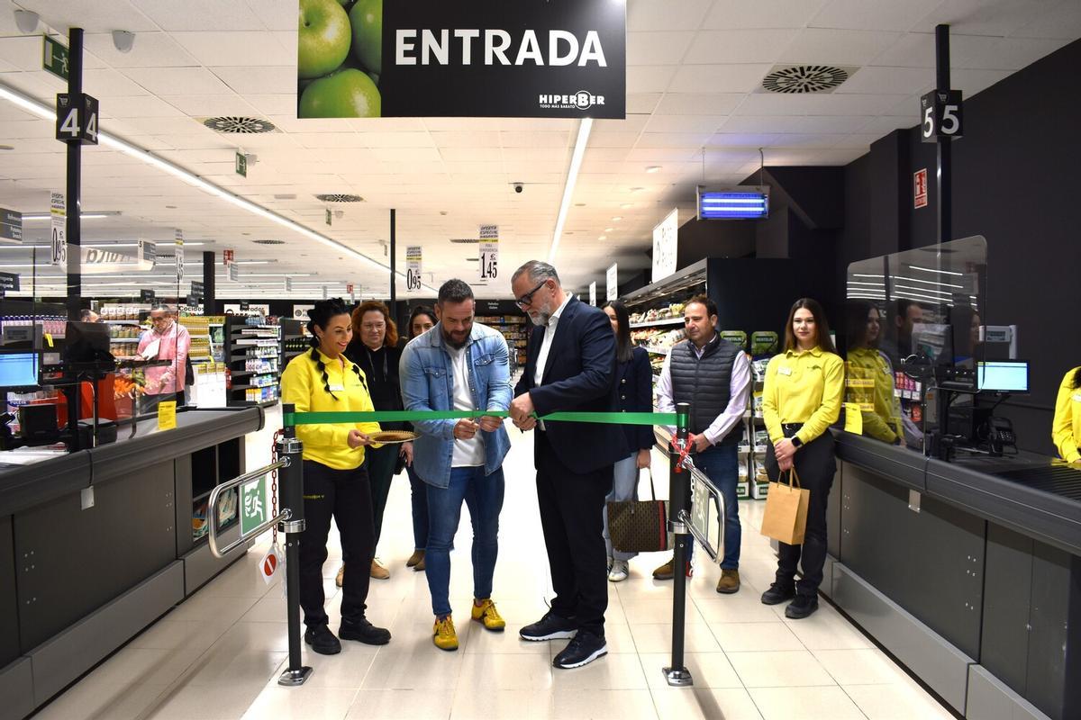 Andrés Añón, alcalde de Alginet y José Bernabé, presidente de Hiperber, durante la inauguración del supermercado.