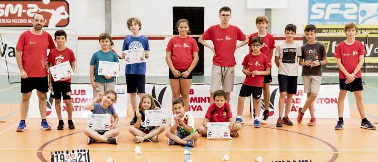 Los deportistas con los diplomas en el Campeonato de Clausura de la EDM de bádminton.