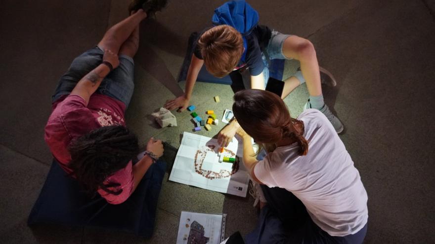 Cueva Pintada acoge este sábado un taller para acercar el parque arqueológico a niños con autismo