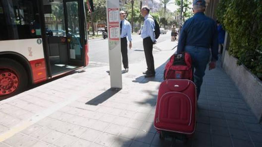 Un bus urbano conectará a partir de hoy la estación del AVE con la de autobuses