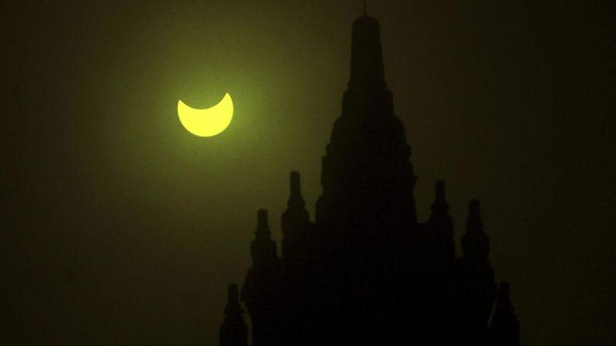 Indonesia asiste al único eclipse total de sol de 2016
