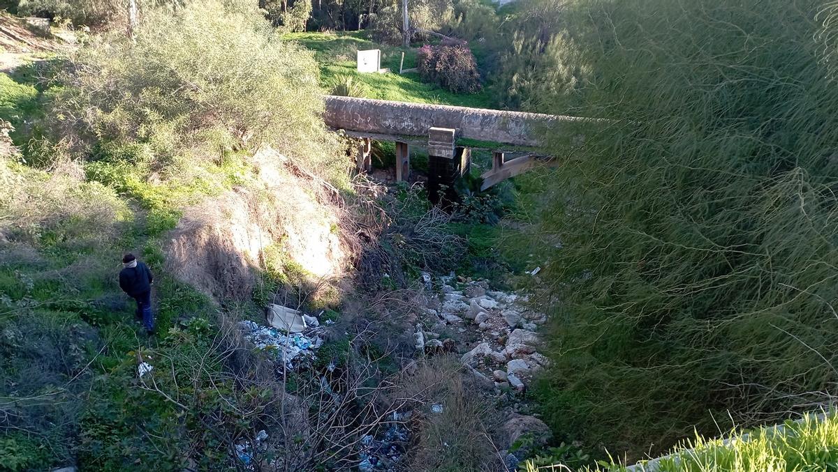 Basura en el arroyo del Cuarto este mes, a la altura de Carlinda, con los terrenos de Salyt al fondo.