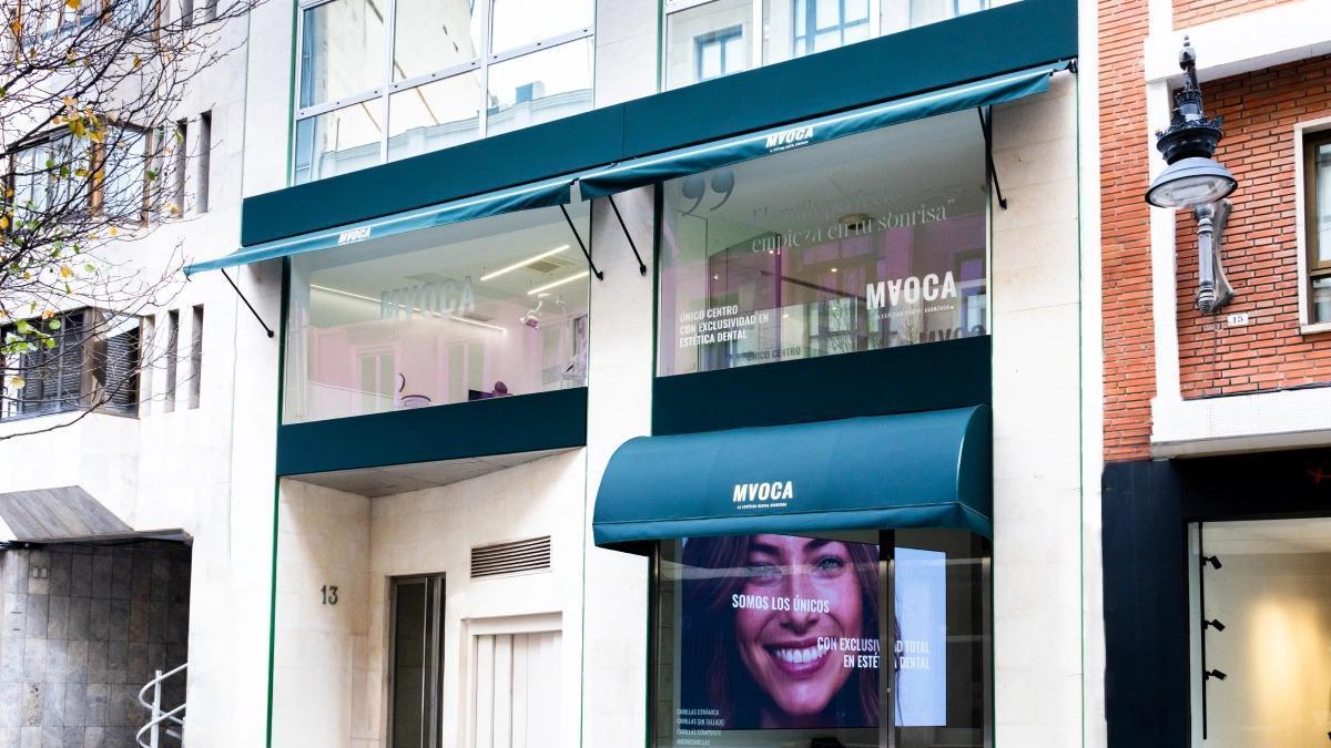 Fachada de la clínica de estética dental MVOCA en Valencia.