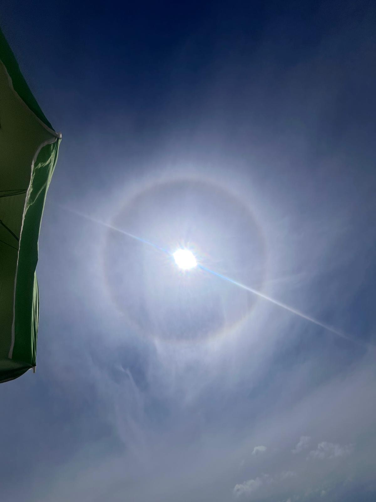El halo solar, captado desde la playa de Nerga, en Cangas.