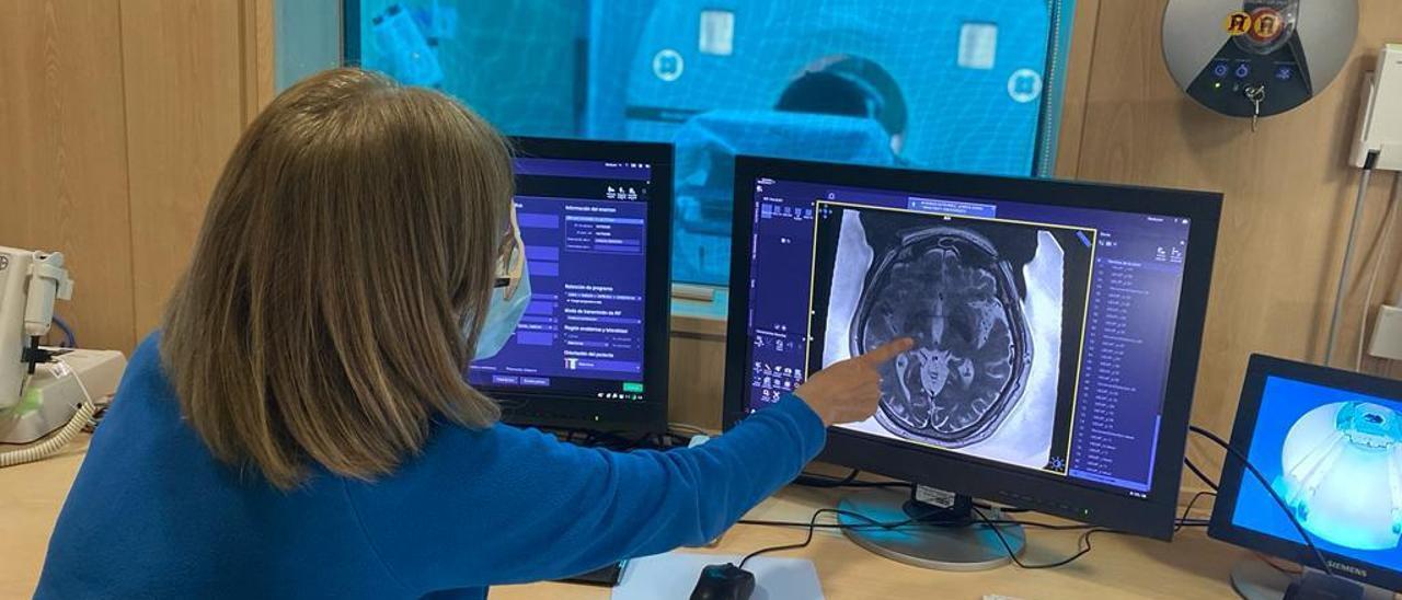 Tecnología que permite evaluar el cerebro de los pacientes en el hospital Reina Sofía.