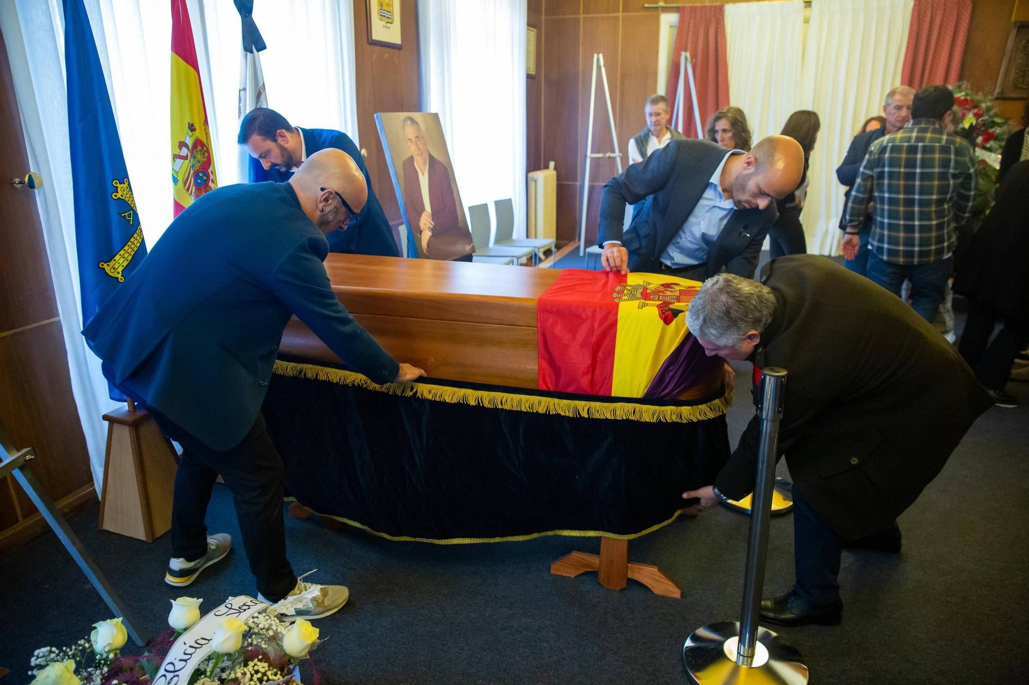 La capilla ardiente de Aníbal Vázquez en el Ayuntamiento de Mieres