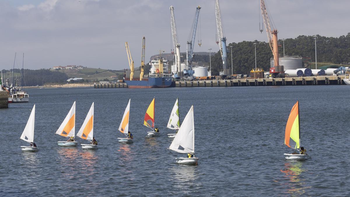 Regata en la ría de Avilés, en julio del año pasado.