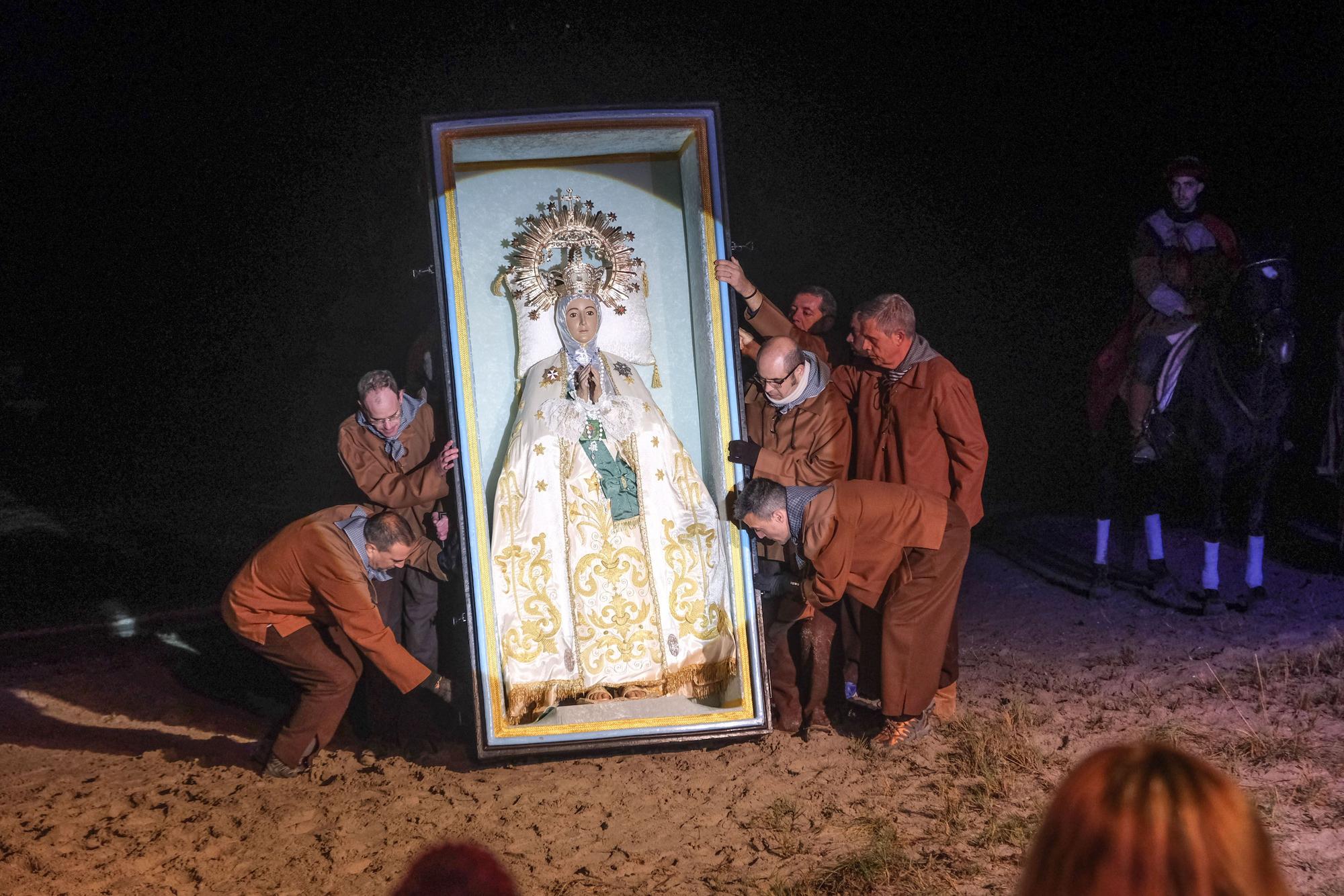 Así se ha vivido el hallazgo de la Virgen en la playa del Tmarit