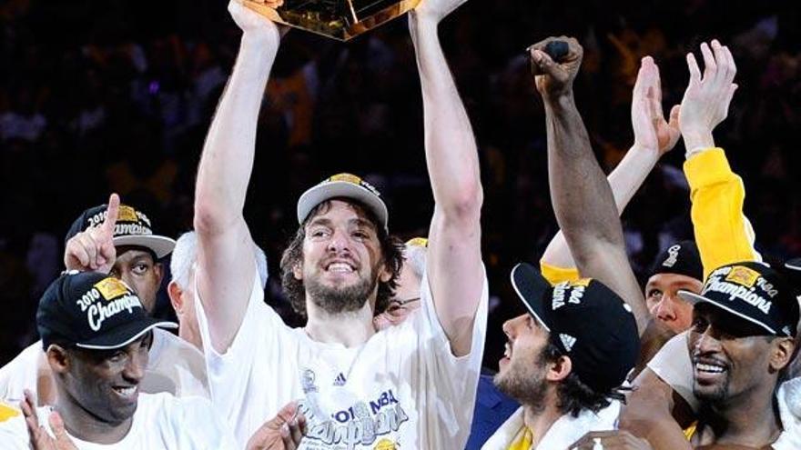 Pau Gasol levanta el trofeo de la NBA