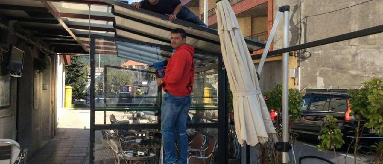 Trabajadores instalan la cubierta de una terraza en Concepción Arenal.