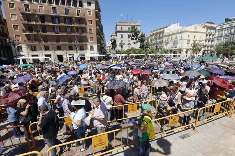 Besamanos en la Plaza de la Virgen