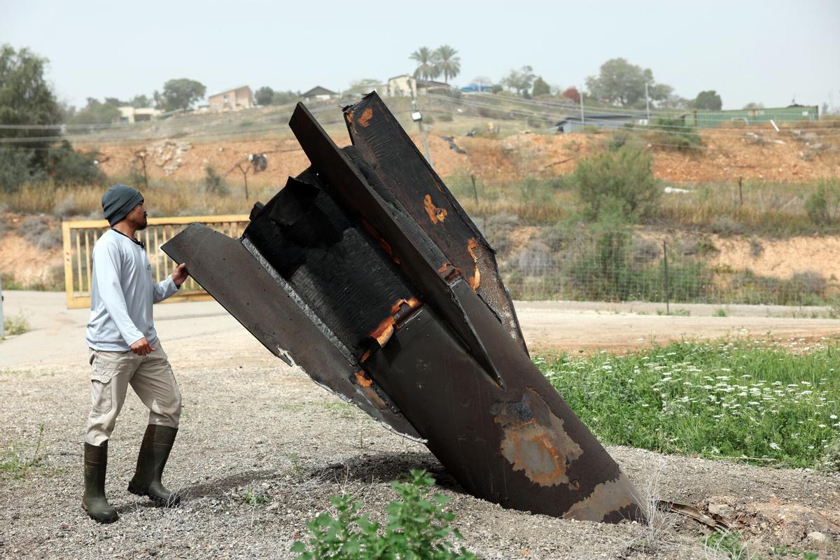 Shadmot Mehola (Israel), 04/04/2026.- A Thai agricultural worker examines the tail of an Iranian ballistic missile that hit near a cow barn in the Israeli settlement of Shadmot Mehola, in West Bank, 04 April 2026. Iran launched a fresh barrage of missiles targeting Israel, with projectiles and intercepted debris also falling across the West Bank. EFE/EPA/ABIR SULTAN