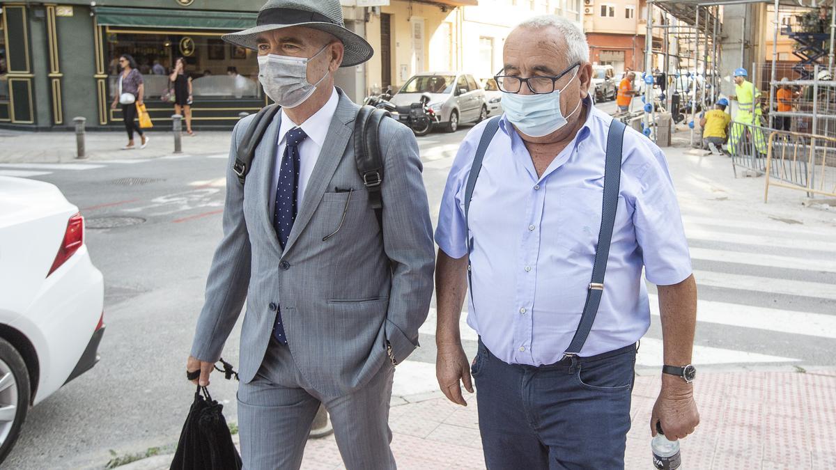 Ángel Fenoll, a la derecha, con su abogado a su llegada a una sesión del juicio.