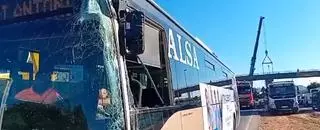 Un autobús de línea lleno de pasajeros choca contra una grúa en la avenida de la Paz de Ibiza