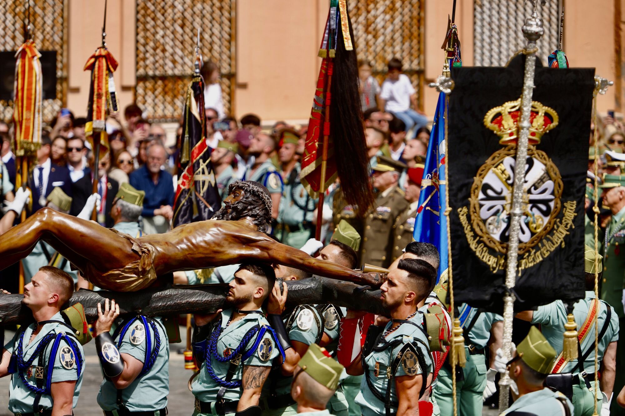 Trasladado del Cristo de la Buena Muerte a hombros de la Legión