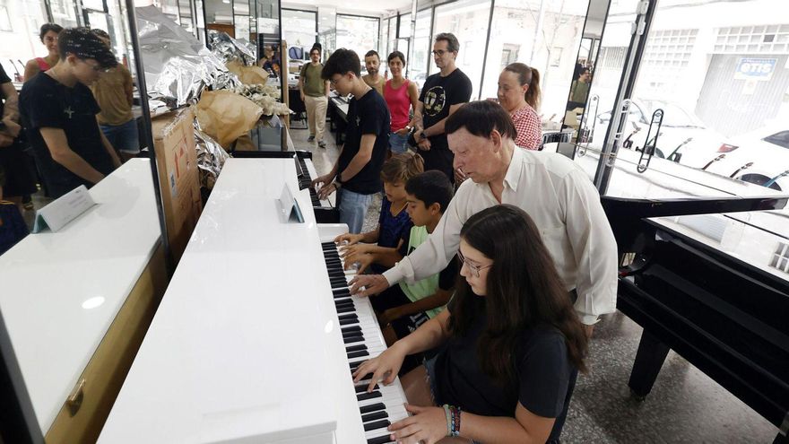 Un grupo de escolares sigue las instrucciones de Aladino Barros en un ensayo en los pianos de Alba Solomúsica.