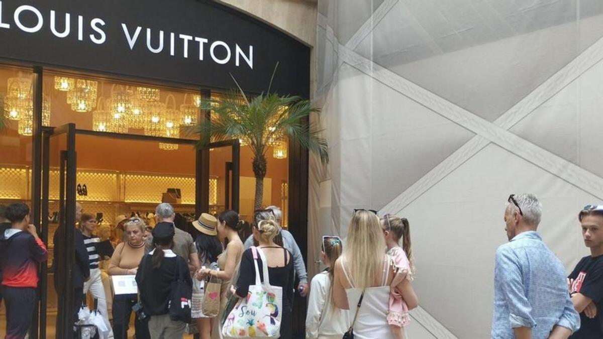 TIENDA LOUIS VUITTON PALMA  Esta es la larga cola para entrar a la tienda  de Louis Vuitton en Palma