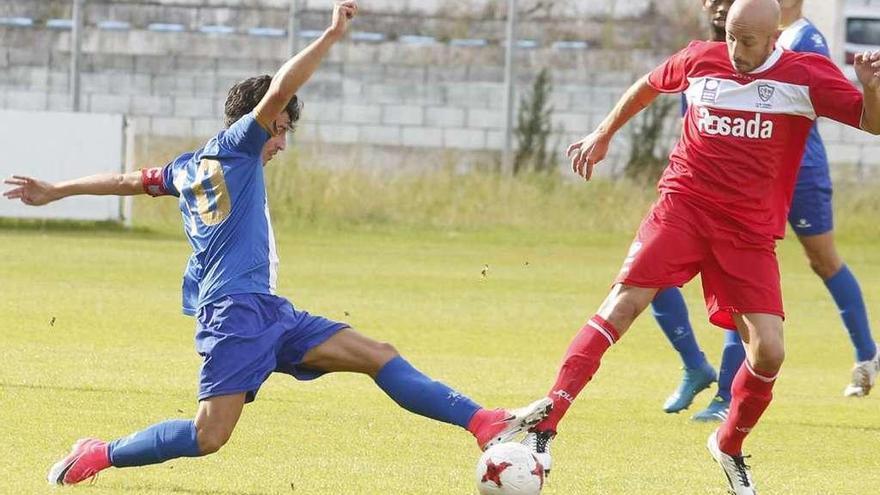 Óscar Pérez pelea por un balón con Coutado, del Avilés.