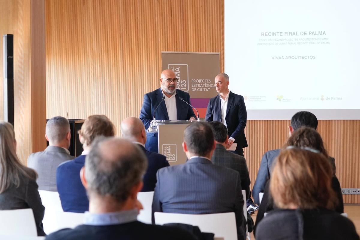 El alcalde Jaime Martínez con el arquitecto Cristian Vivas.