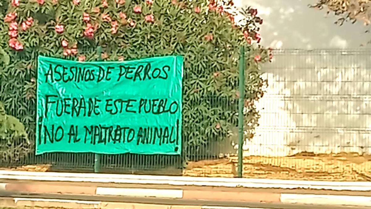 Imagen de un cartel alertando de las muertes de perros.