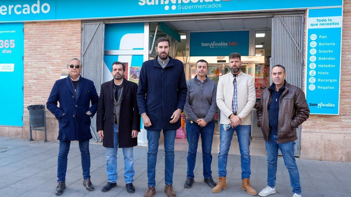 Antelo y otros miembros y simpatizantes de Vox, en la puerta del súper asaltado.