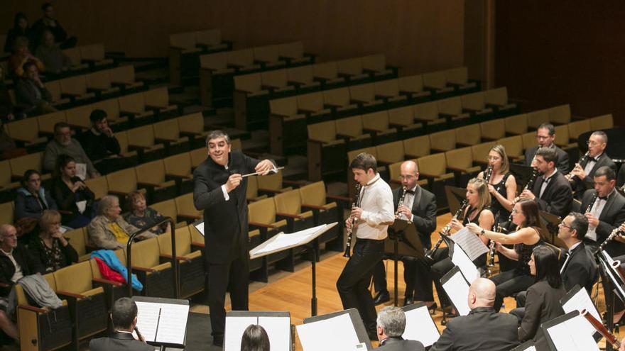 La Banda de Tenerife, con escasos espectadores, en su actuación en el Auditorio Alfredo Kraus del martes pasado.