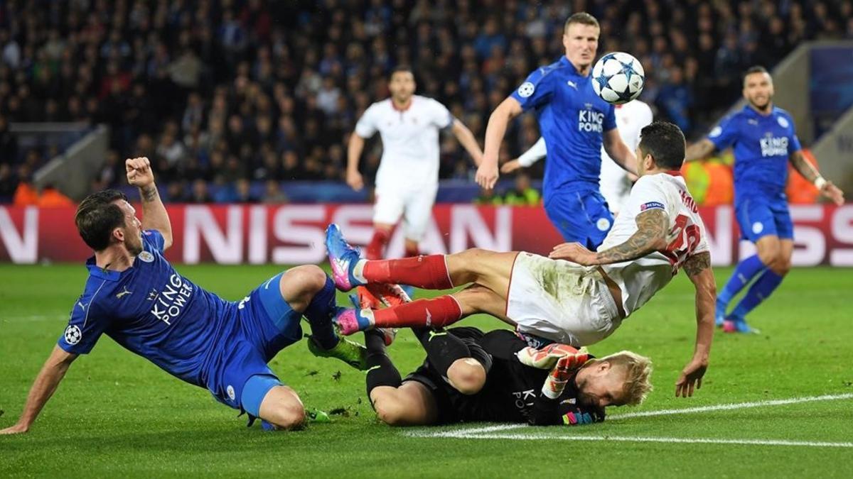 Schmeichel, en la jugada con Vitolo en la que el árbitro pitó penalti, en el Leicester-Sevilla del martes.