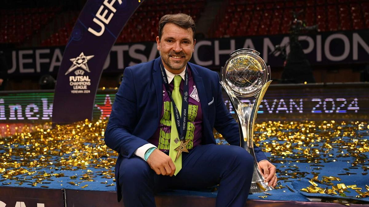 José Tirado posa con la segunda Champions en Armenia.