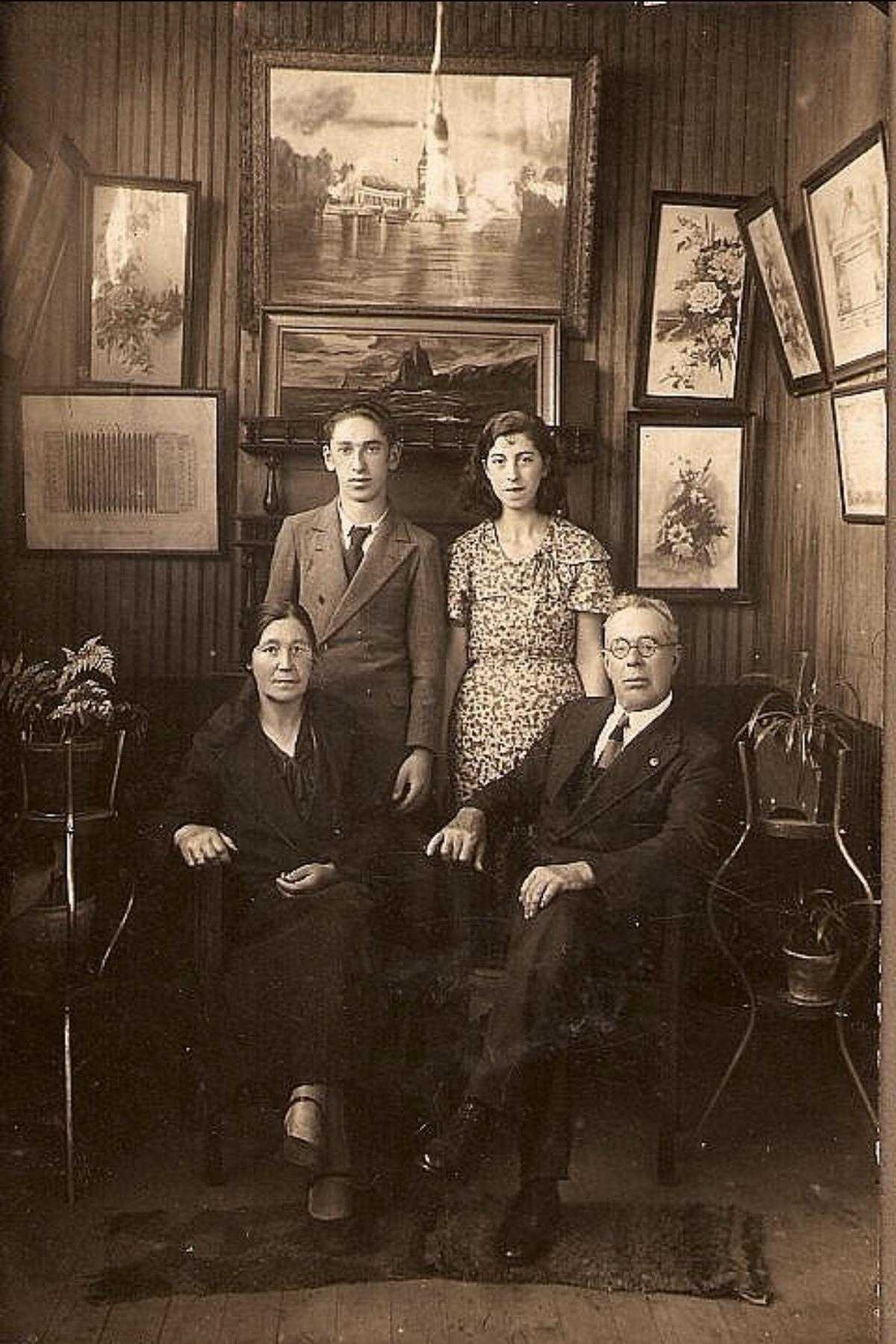 Alfonso y Carmen Carrillo Pastor (Arriba).  Consuelo Pastor Ferrer y Pascual Carrillo Pelegrín. (abajo).