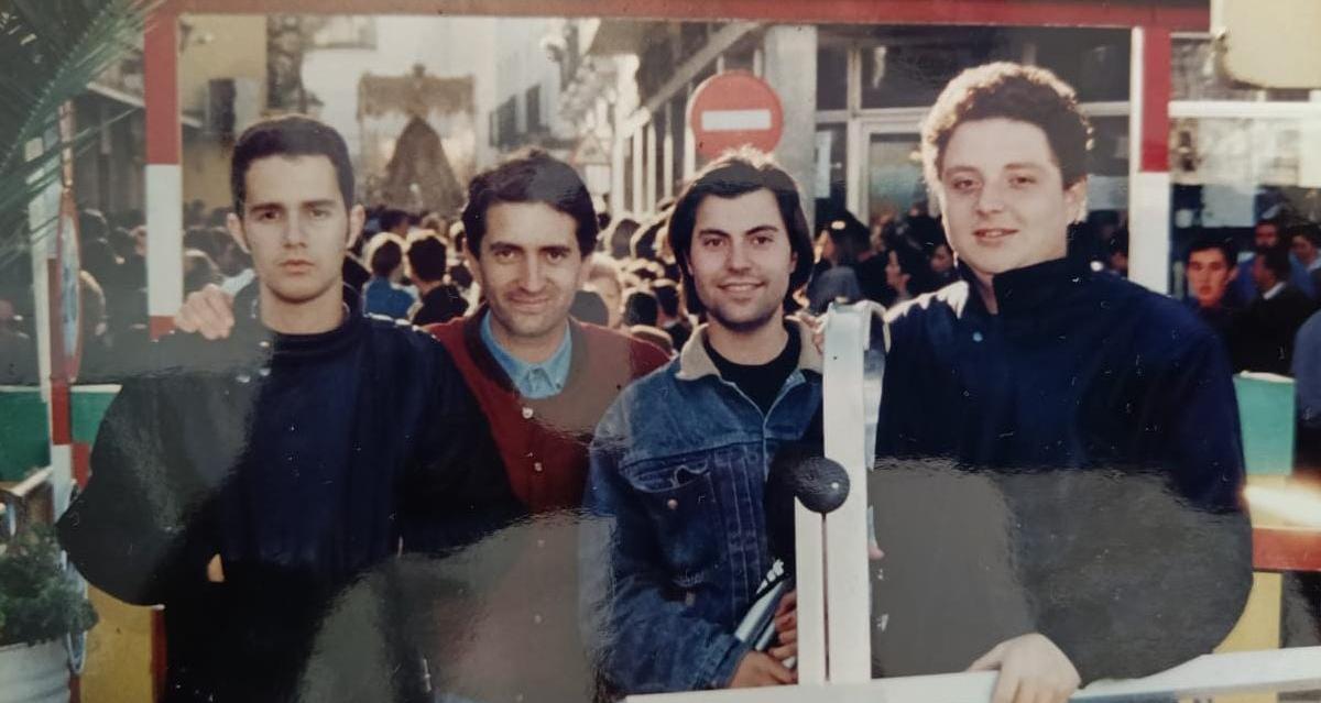 Miguel Recco y Antonio Gemio, junto a dos miembros del primer equipo de producción de 'Momentos Cofrades' en 1992