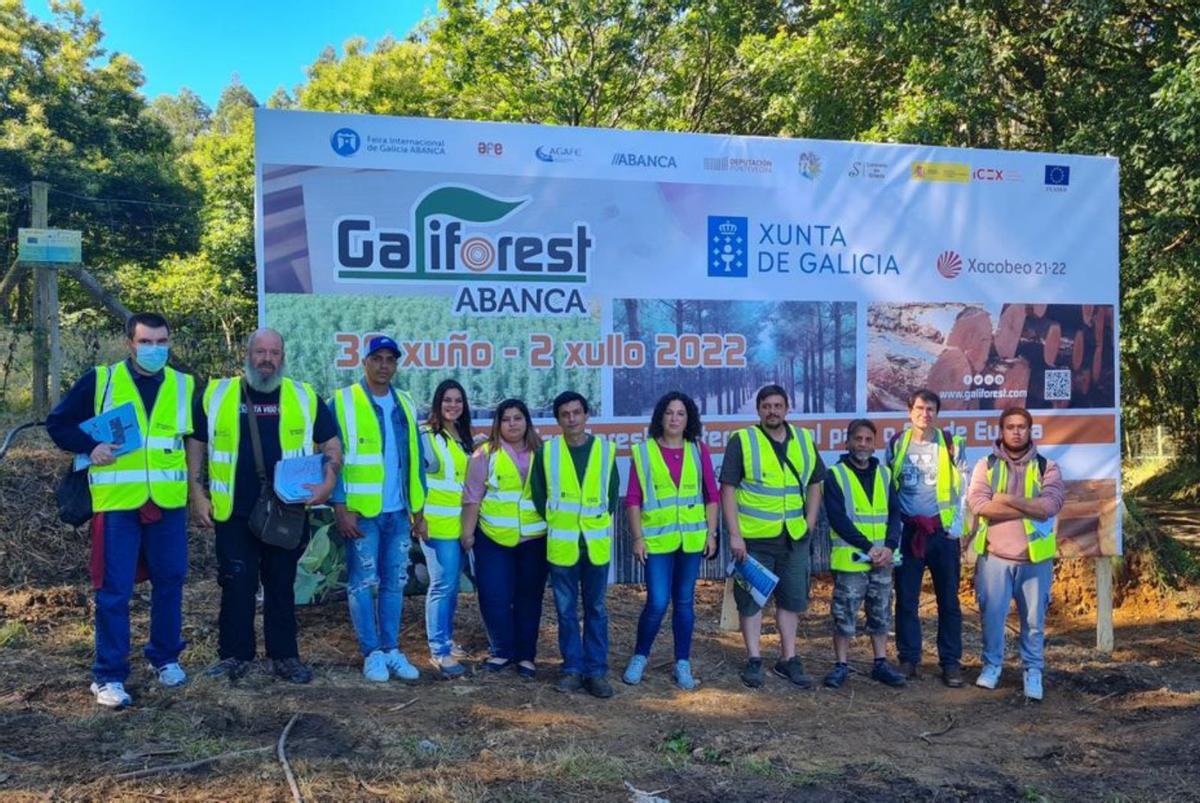 Visita del alumnado del taller lalinense Sendas Los alumnos del taller dual de empleo Sendas, junto a su experto docente y la directora del obradoiro participaron ayer en una visita formativa a Galiforest.  Durante su estancia en la feria pudieron contemplar distintas demostraciones. Sendas está promovido por el Concello de Lalín cuenta con 12 personas matriculadas y comenzó el pasado 27 de octubre, para rematar el 26 de este mes de julio. Tres de sus alumnos ya encontraron trabajo.