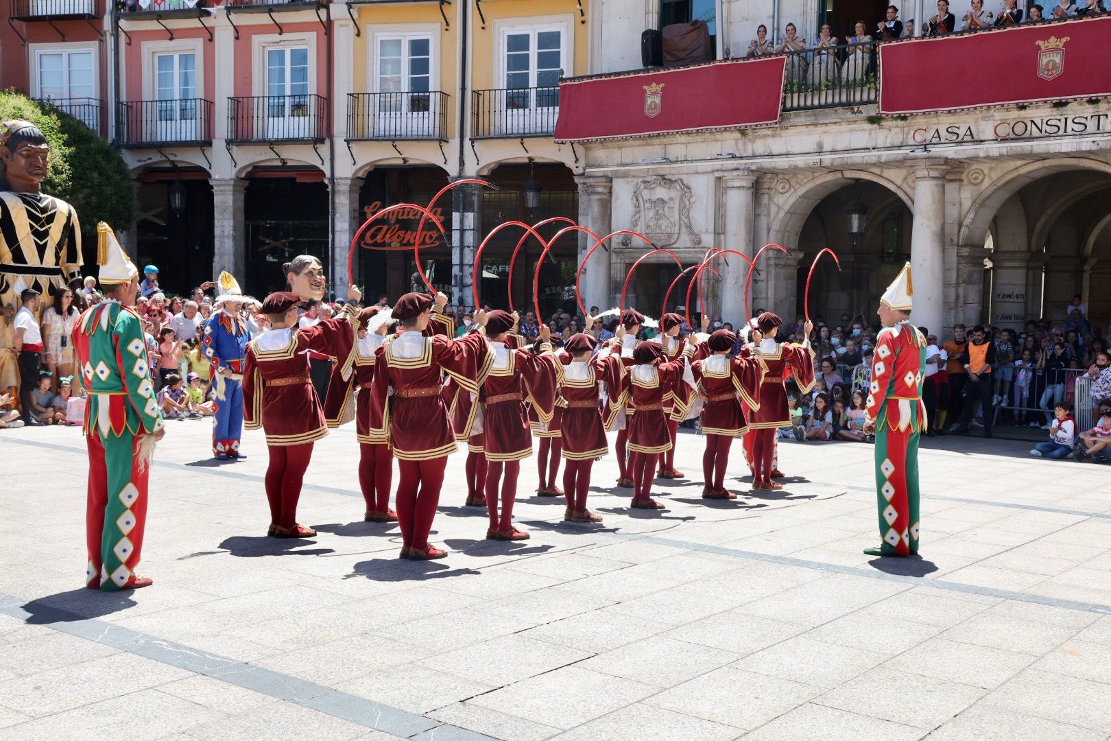 Danzantes y Gigantillos de Burgos para Carmen, Nerea y la corte mayor