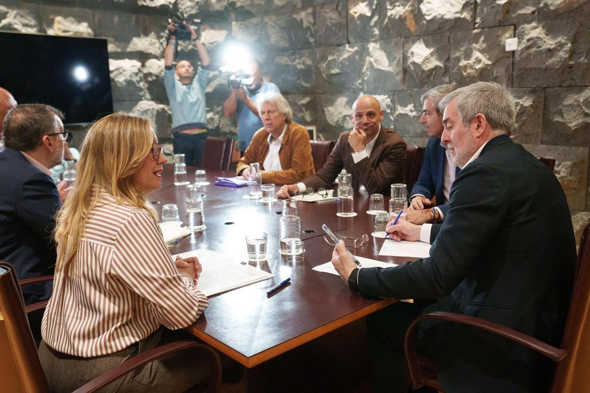 El presidente Fernando Clavijo (d) y la titular del Cabildo de Tenerife, Rosa Dávila, conversan durante la reunón.